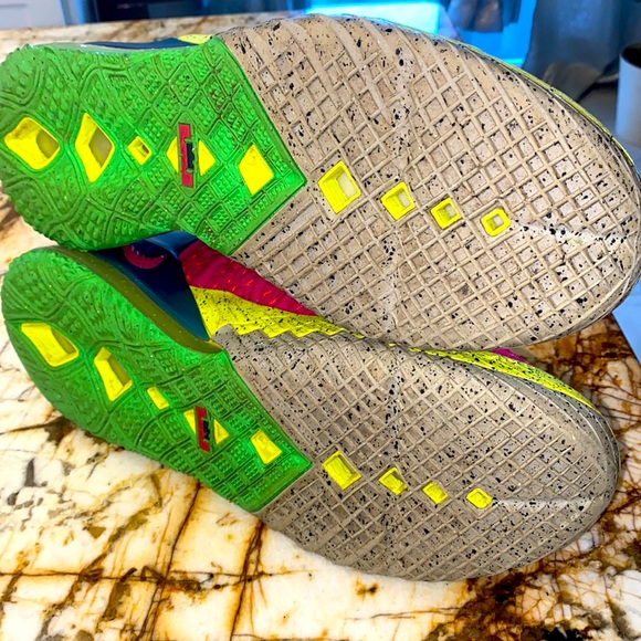 “NIKE LEBRON XVIII” PINK & Blu Sz:13 MENS (used) GREAT CONDITION - Picture 5 of 6